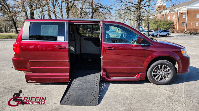 Used 2017 Dodge Grand Caravan SXT with VIN 2C4RDGCG2HR589289 for sale in Hartselle, AL